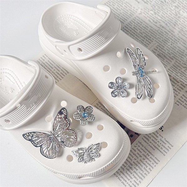 Sølvfarvet Crocs charms sæt med sommerfugl, blomster og guldsmed
