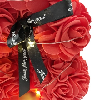   Bamse pyntet med røde roser og lys - Højde: 23 cm