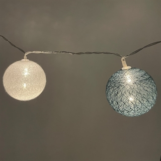 LED lyskæde med bomuldskugler i mørkegrøn, grå og hvid