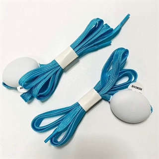 Blå snørebånd med blåt lys