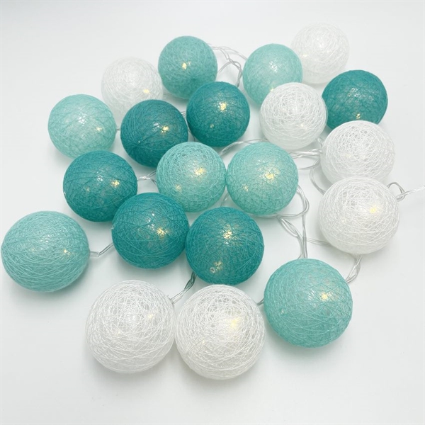 LED lyskæde med bomuldskugler – mintgrøn, turkis og hvid
