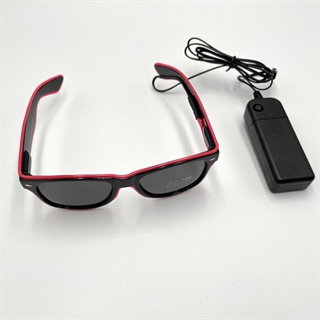 Brille med lyserødt lys