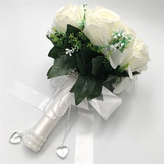 Brudebuket af kunstige hvide roser og blade