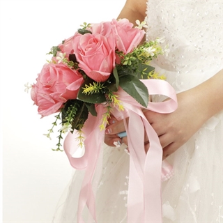 Brudebuket af kunstige lyserøde roser 