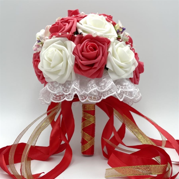 Brudebuket med kunstige røde og hvide roser