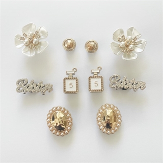 Crocs charms med blomster, perler og guldlook