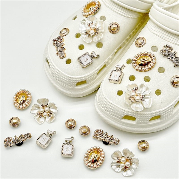 Crocs charms med blomster, perler og guldlook – 12 stk.