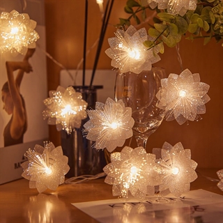 LED blomster lyskæde med fiberoptik brugt som bord- og hyldedekoration i varm hvid belysning