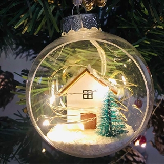 Flot kugle med lyskæde, lille hus og juletræ 