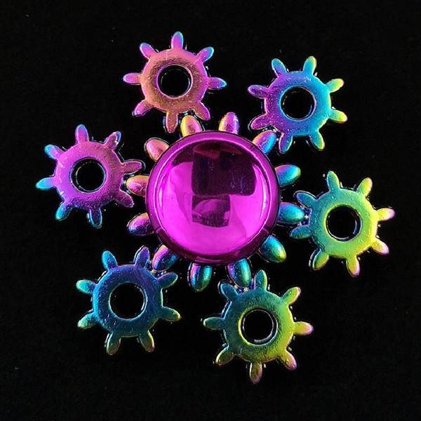 Farverige fidget spinnere i gearform