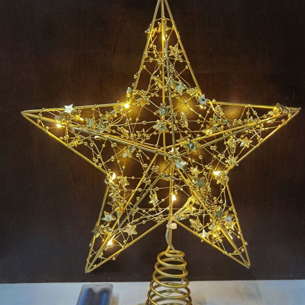 Guld topstjerne med lys og små stjernedekorationer