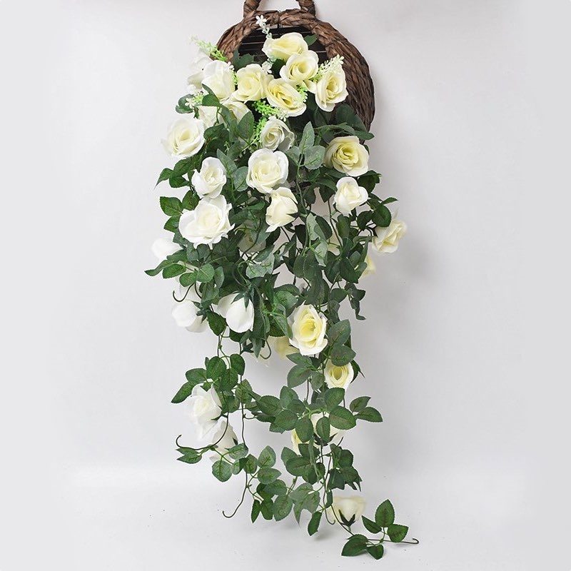 Hngende kunstige planter med hvide blomster og grnne blade