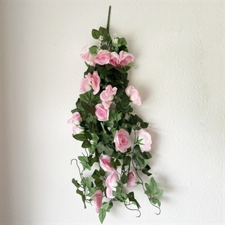 Hængende kunstige planter med lyserøde blomster og grønne blade