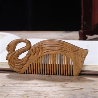 Håndlavet trækam i svaneform