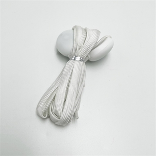 Hvide snørebånd med lyserødt lys