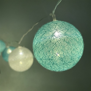 LED lyskæde med bomuldskugler – mintgrøn, turkis og hvid