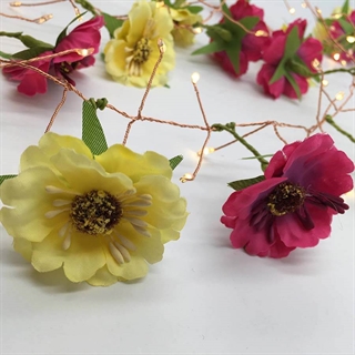 Istap lyskæde med røde og gule blomster