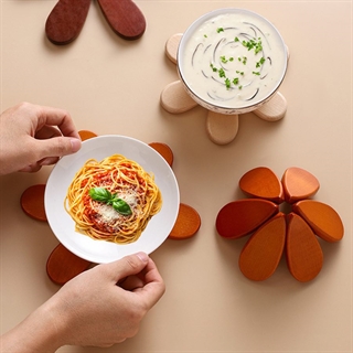 Juletræsformet bordskåner i træ