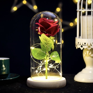 Kunstig rød rose med lyskæde i glaskuppel