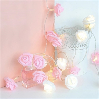 Lyskæde med hvide og lyserøde roser