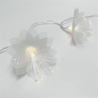 Nærbillede af LED blomster lyskæde med fiberoptiske lysstråler i varm hvid farve