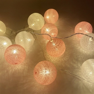 LED lyskæde med bomuldskugler i lyserød og hvid