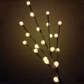 LED grenlampe med hvide kugler og varmhvidt lys