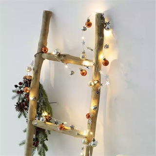 LED julelyskæde med kugler klokke og stjerner