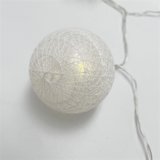 LED lyskæde med  bomuldsbolde i hvide farver - 1,5 meter, 10 bolde - Ø 6 cm