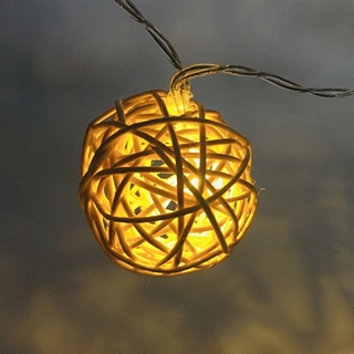 LED lyskæde med rattan kugler - 1,7 M