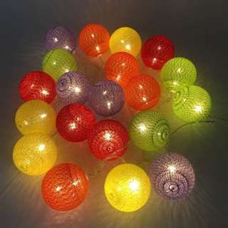 LED lyskæde med  bomuldsbolde i forskellige farver - 3 M