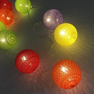 LED lyskæde med  bomuldsbolde i forskellige farver - 3 M