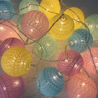 LED lyskæde med  bomuldsbolde i forskellige farver -3 m 20 bolde