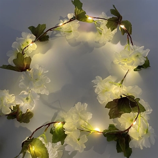 LED lyskæde med hvide kirsebærblomster og blade