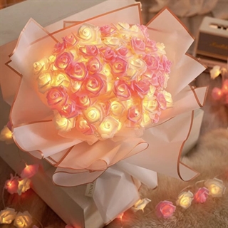 LED lyskæde med lyserøde og hvide roser
