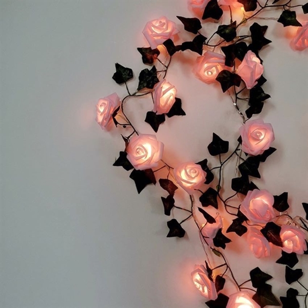 LED lyskæde med lyserøde roser og efeublade