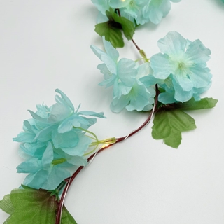 LED lyskæde med mintblå kirsebærblomster og grønne blade - 2,4 m 20 lys