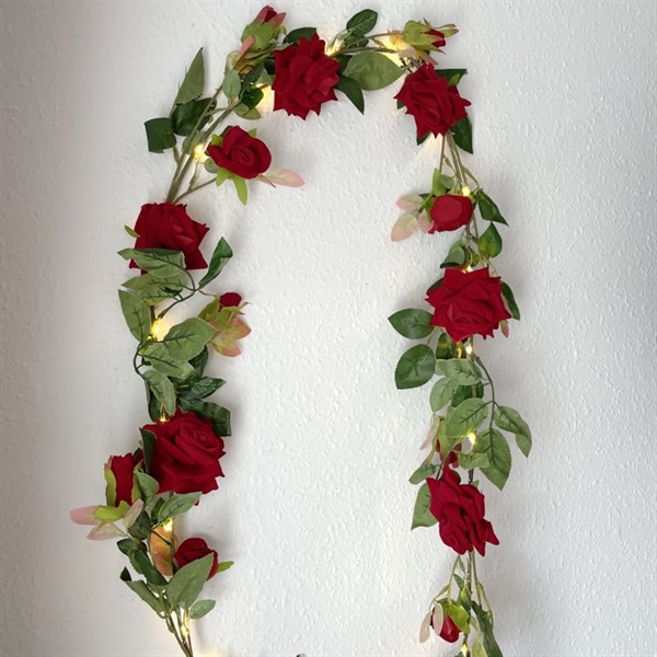 LED lyskæde med røde blomster og blade