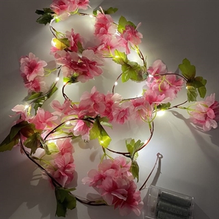 LED lyskæde med røde kirsebærblomster og blade