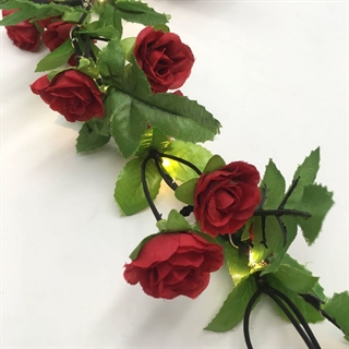 LED lyskæde med røde roser og blade