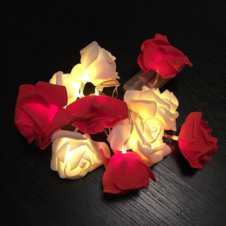 Lyskæde med hvide og røde roser