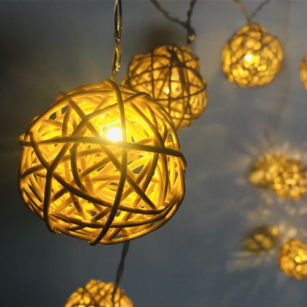 LED lyskæde med rattan kugler - 3 M