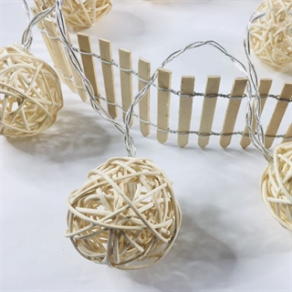 LED lyskæde med rattan kugler - 3 M