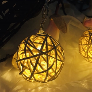 LED lyskæde med rattan kugler - 3 M
