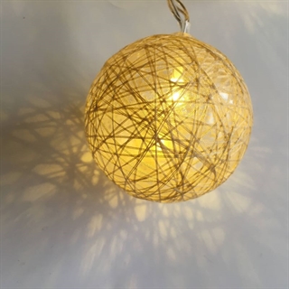 LED lyskæde med  bomuldsbolde 