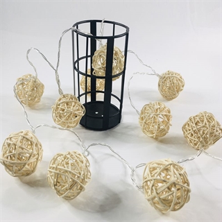 LED lyskæde med rattan kugler - 1,7 M