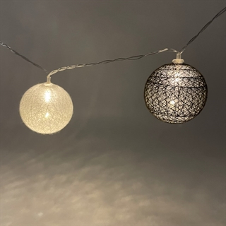 LED lyskæde med bomuldskugler i blå, sort og hvid