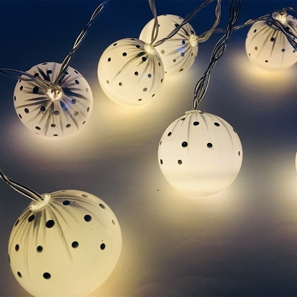 LED lyskæde med hvide kugler og sølvprikker - 1,5 m 10 LED