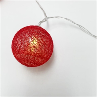 LED lyskæde med røde bomuldskugler – Ø 5 cm 