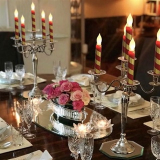 LED taper stearinlys med rød og gul stribefarver - 2 stk pr. sæt